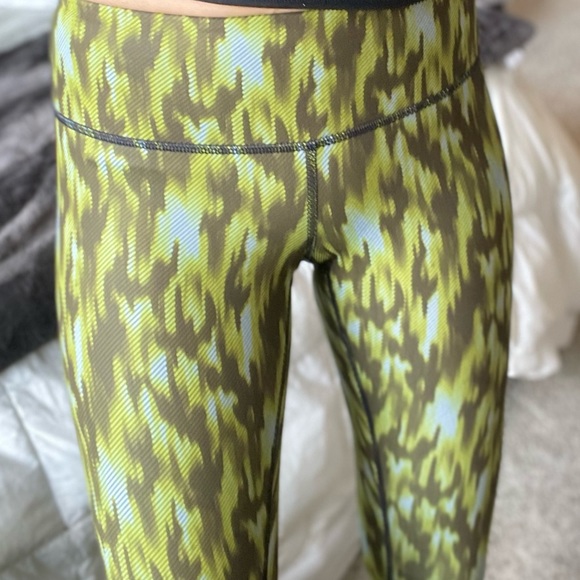 WORN ONCE-NEVER USED TO WORKOUT. Lululemon Wunder Under leggings - SIZE 4 - Picture 7 of 8